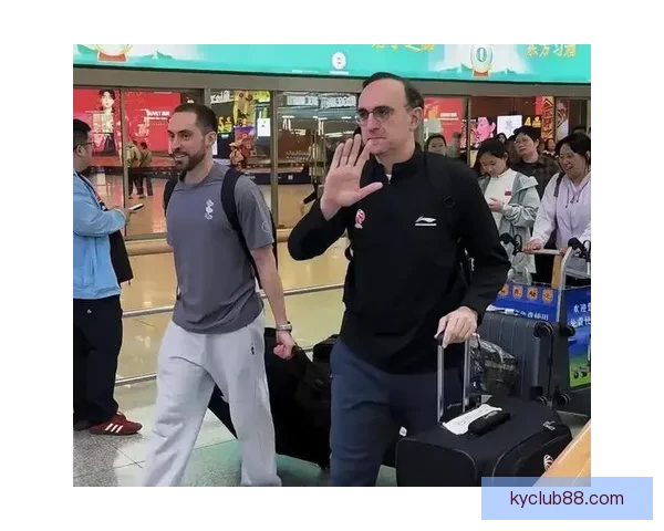 辽宁队回沈阳首航球迷迎接 莱迪状态佳赵继伟李晓旭低头护中心